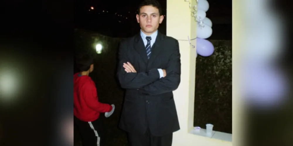 Trata-se de André Antunes Batista, de 29 anos. Segundo informações da Polícia Militar, o jovem tinha 5 mandados de prisão em aberto contra ele.