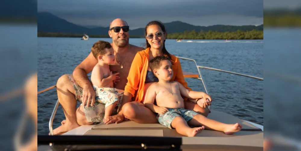 NIVER - Felippe Vargas será muito cumprimentado pela passagem de seu aniversário na próxima quinta - feira (12). Felippe que atua em vários empreendimentos na nossa cidade, celebra a data ao lado de sua esposa Fernanda Vargas e dos seus filhos Lucca, Theo e Liz Maria. Da coluna RC os votos de alegrias e sucesso.
