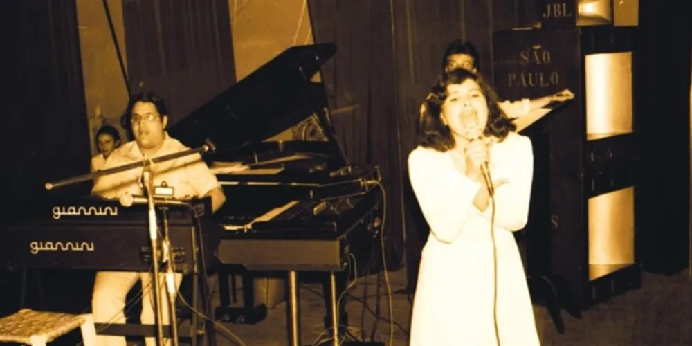 São 12 imagens, cedidas pela Diretoria de Assuntos Culturais da UEPG, que retratam o primeiro ano do festival, ocorrido em abril de 1980 no Auditório da Reitoria. A exposição pode ser acessada pelo www.museucenas.com.br.