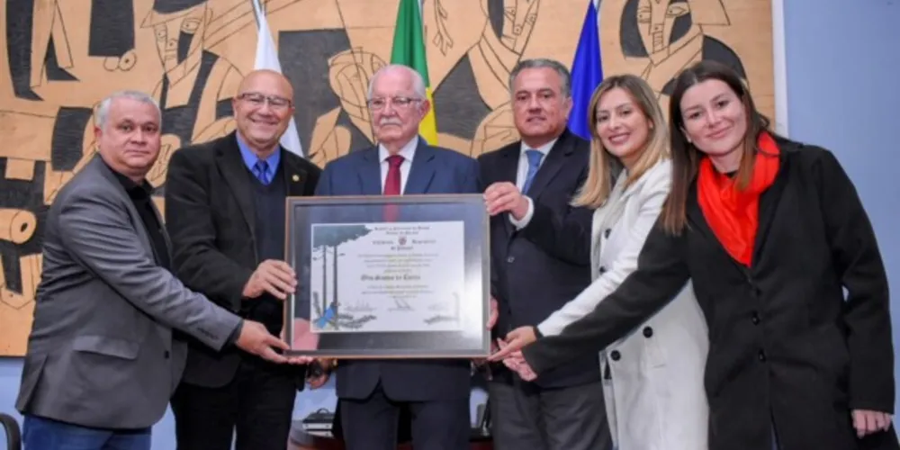 O ex-prefeito Otto Santos Cunha recebeu o título de Cidadão Benemérito do Paraná nesta segunda-feira (13).