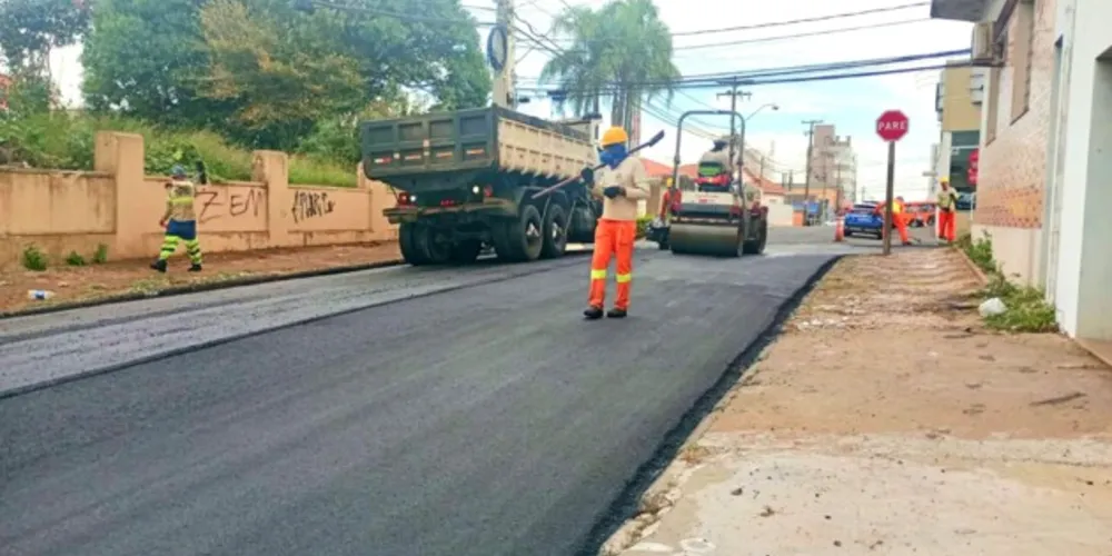 Trechos de ruas centrais de PG recebem asfalto novo nesta semana