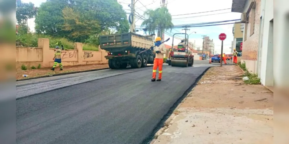 Trechos de ruas centrais de PG recebem asfalto novo nesta semana