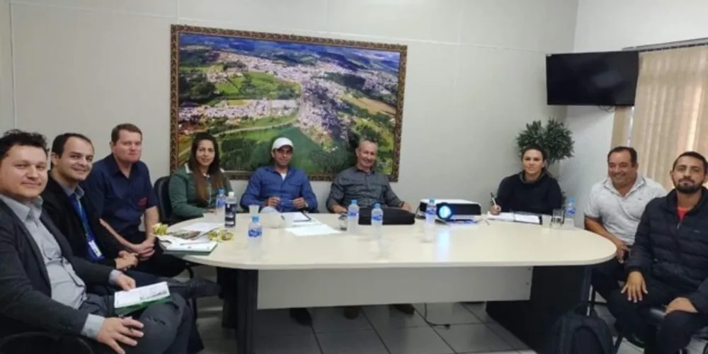Encontro com representantes da Coopegra e da empresa FrigoVille debateu um novo projeto para o setor agropecuário