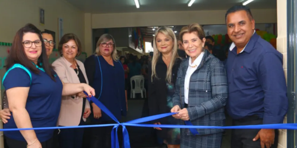 Prefeita Elizabeth Schmidt em evento de inauguração das obras na Escola Municipal Faris Michaele.