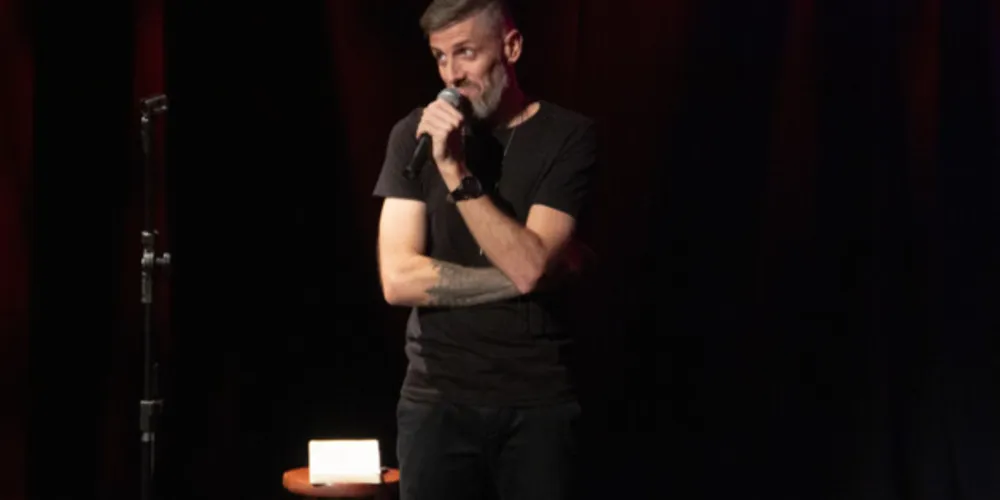 Toda conversa é uma via de mão dupla! É assim que o humorista Pedro Geronimo retorna a Ponta Grossa para seu show solo de Stand-up Comedy.