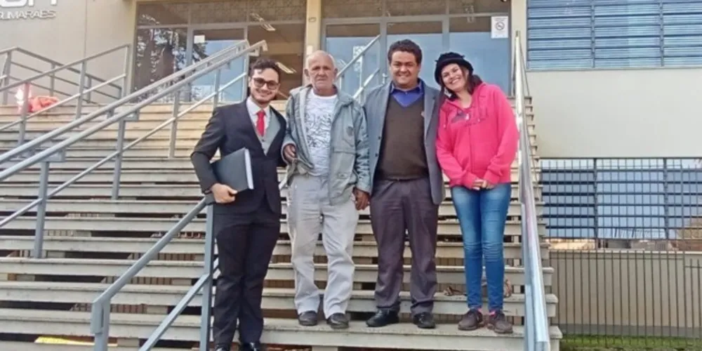 Advogado voluntário da FNL, Alisson Pepe, familiares da ocupação e a liderança da FNL, Leandro Dias.