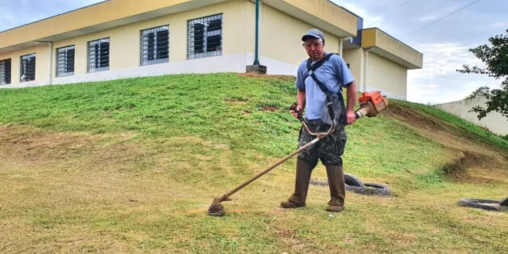 Microempreendedor Laerte Aparecido Moreira realiza roçada em uma escola municipal de Ponta Grossa.