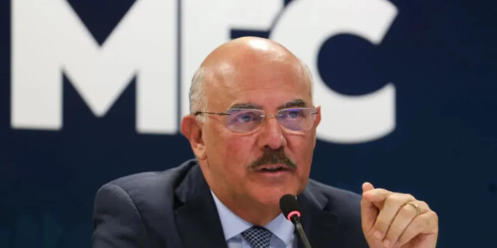 Arma de Ex-ministro  da educaçãoMilton Ribeiro dispara em aeroporto