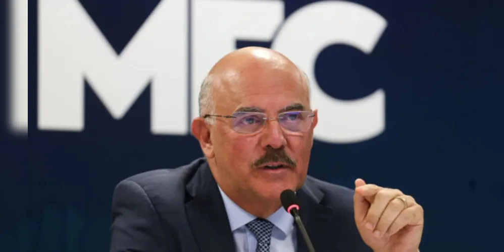 Arma de Ex-ministro  da educaçãoMilton Ribeiro dispara em aeroporto