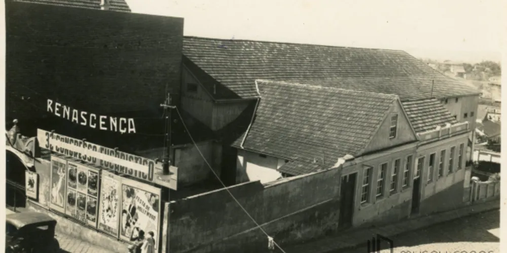 Fachada do antigo Cine Renascença. Na imagem, é possível perceber os cartazes dos filmes que estavam passando na época.