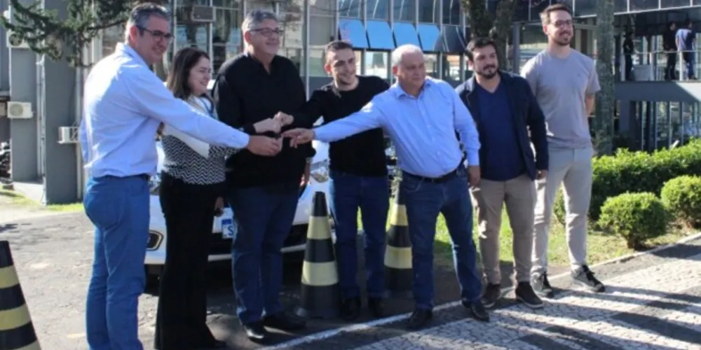 Deputado Federal Aliel na entrega de um veículo para a Aprouat. A entidade Ministério Melhor Viver também recebeu um veículo destinado pelo deputado.