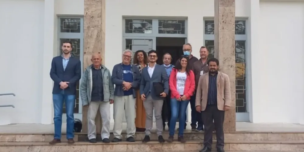 Secretário de Infraestrutura e Planejamento Henrique do Vale, equipe multidisciplinar do projeto de desenvolvimento da ocupação e coordenadores da FNL.