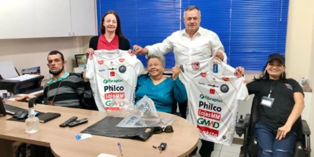 Vereador Paulo Balansin ao lado de Rafaela Dias, Ana Maria Soares, Cleverson Gomes e Danielle Ferreira de Lima.