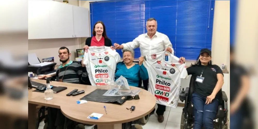 Vereador Paulo Balansin ao lado de Rafaela Dias, Ana Maria Soares, Cleverson Gomes e Danielle Ferreira de Lima.