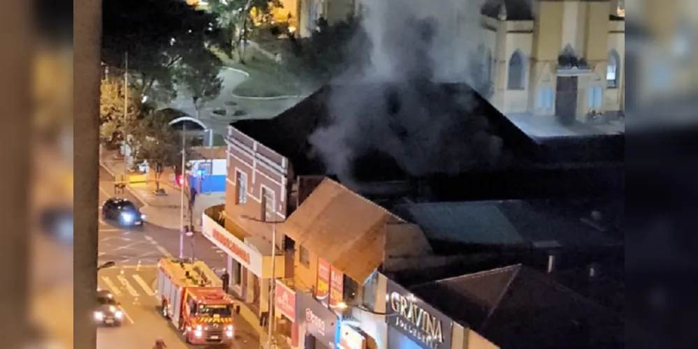 Equipes foram acionadas na noite de sábado (14), na Avenida Dr. Vicente Machado