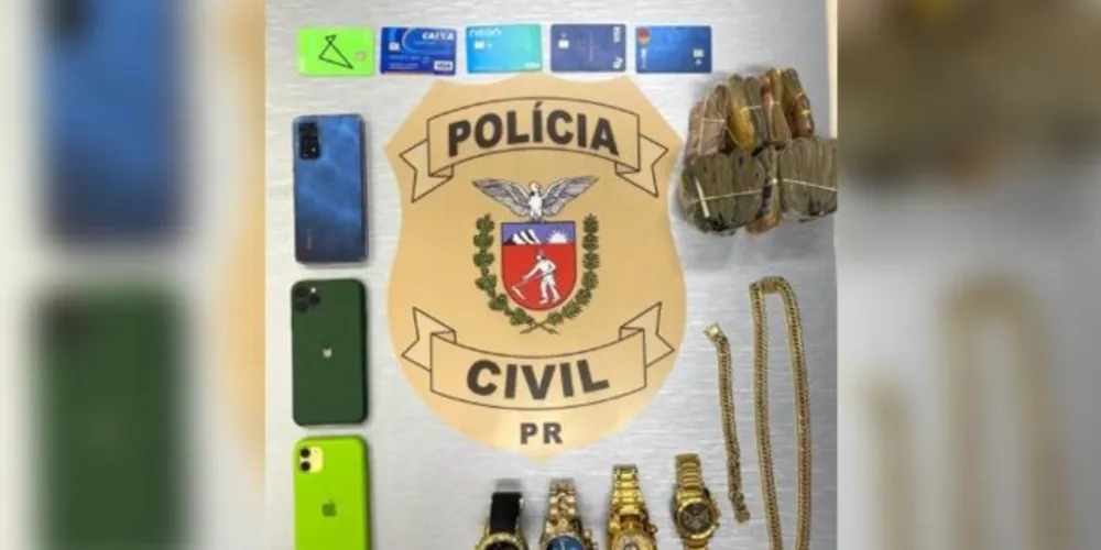 Objetivo da 'Operação Barões' era localizar fornecedores de drogas na cidade. Objetos e carros de luxo foram apreendidos