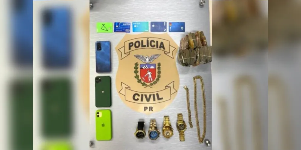 Objetivo da 'Operação Barões' era localizar fornecedores de drogas na cidade. Objetos e carros de luxo foram apreendidos