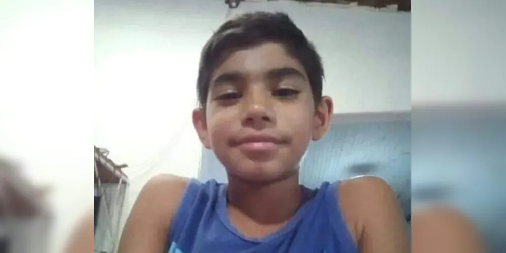 Mulheres compartilham a dor da mãe de Alekson Ricardo Kongeski, de 13 anos, que foi morto na noite desta terça-feira (21)