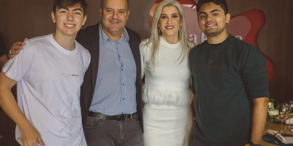 O casal Murilo Zanetti Leal e Lu Romancini ladeado por Henrique Leal e João Pedro Leal