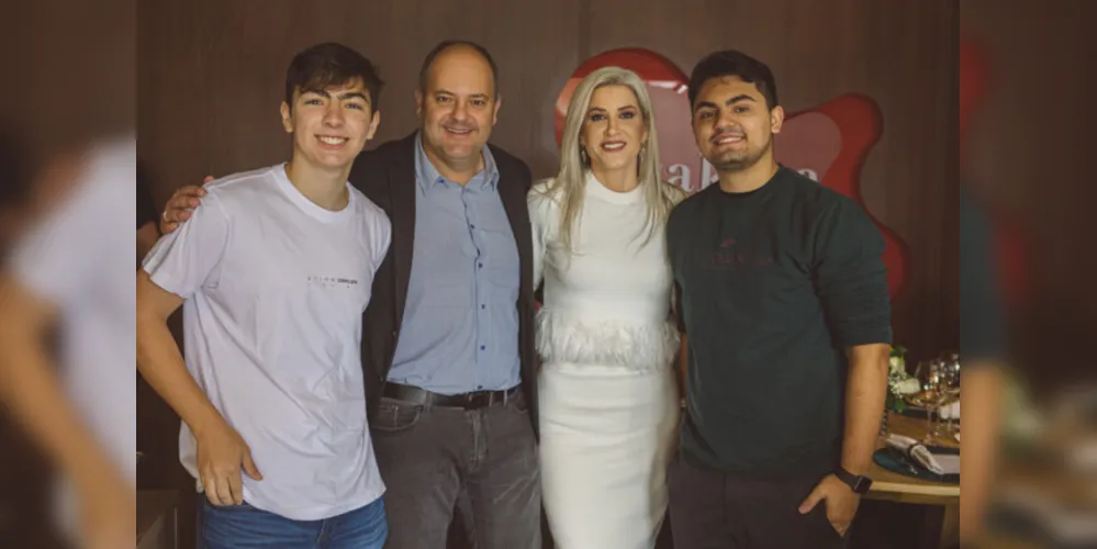 O casal Murilo Zanetti Leal e Lu Romancini ladeado por Henrique Leal e João Pedro Leal