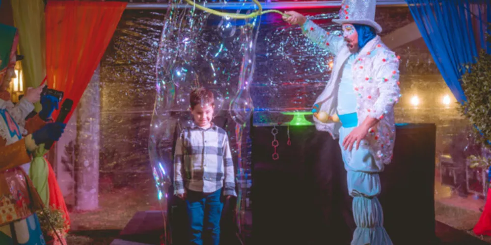 O mago das bolhas em sua apresentação