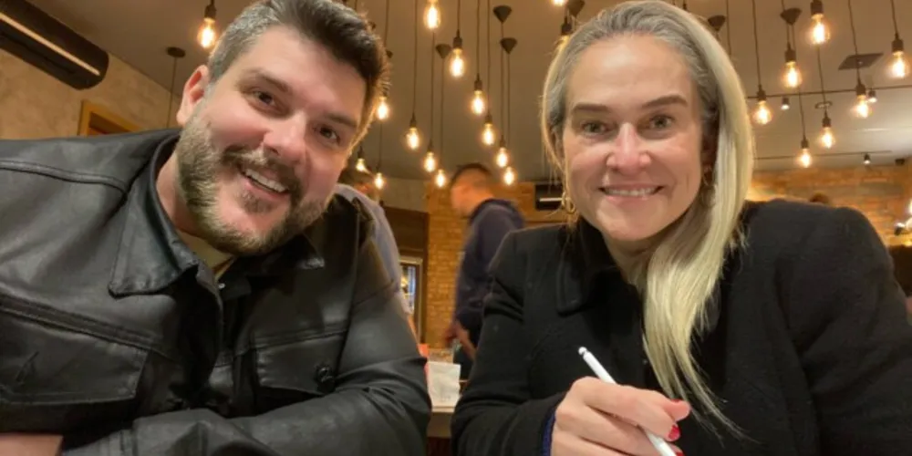 NOVIDADES - A semana começou com ar de novidades no Palladium Shopping Center de Ponta Grossa. Quem circulou pelo mall no último sábado, 21, encontrou a gestora de Marketing do Shopping, Maura Müller, na companhia de um dos destaques do universo fashion da atualidade: Ed Benini, consultor de moda e tendências e também produtor do São Paulo Fashion Week. Para nós fica a pergunta: o que será que vem por aí?