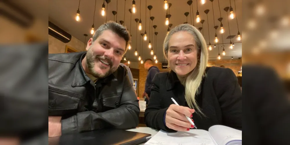 NOVIDADES - A semana começou com ar de novidades no Palladium Shopping Center de Ponta Grossa. Quem circulou pelo mall no último sábado, 21, encontrou a gestora de Marketing do Shopping, Maura Müller, na companhia de um dos destaques do universo fashion da atualidade: Ed Benini, consultor de moda e tendências e também produtor do São Paulo Fashion Week. Para nós fica a pergunta: o que será que vem por aí?