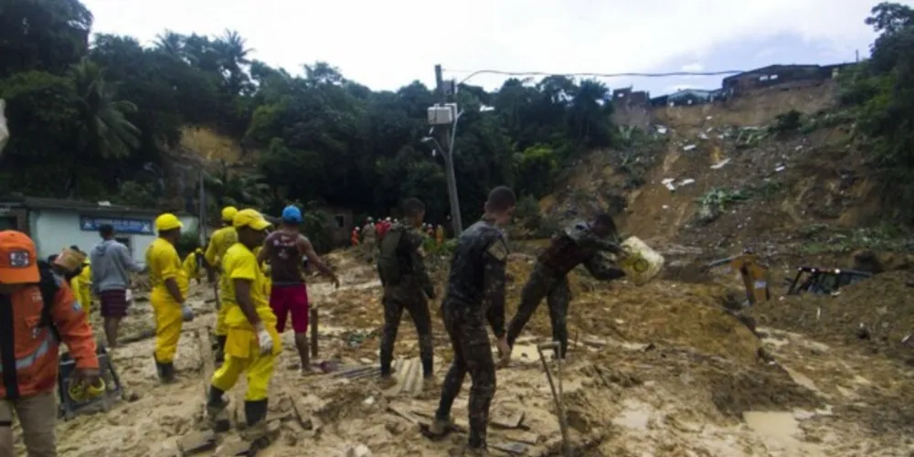 Equipe formada por 436 profissionais trabalham em buscas de vítimas.