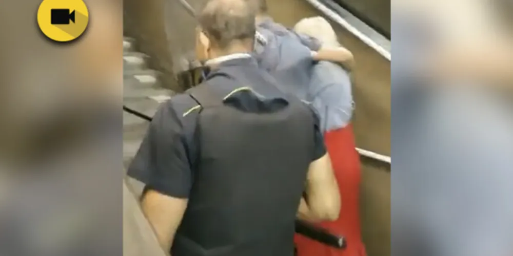 Mulher branca disse a passageira negra que cabelo dela poderia passar doença