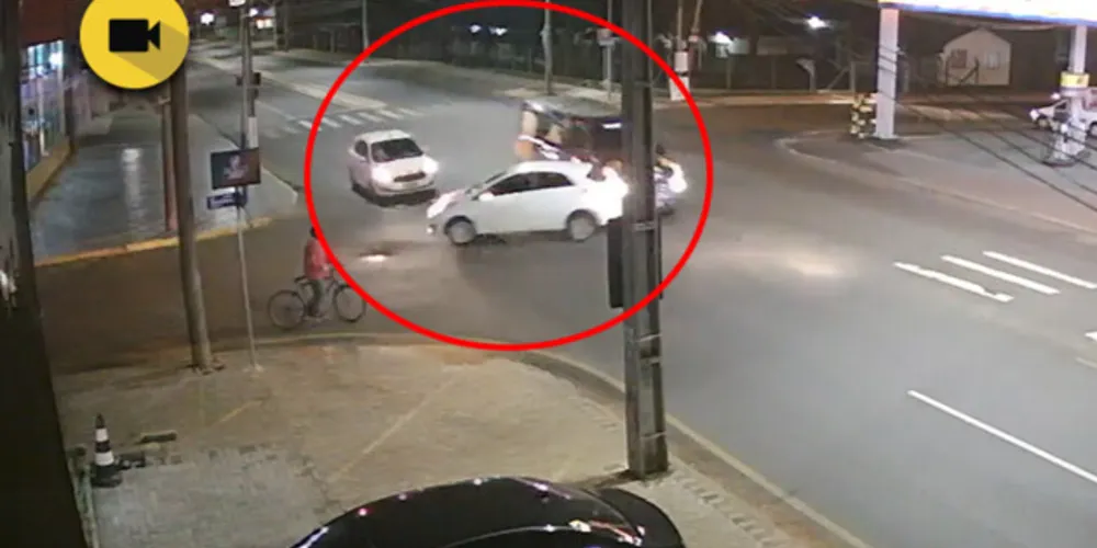 Colisão envolveu dois veículos e um ciclista na noite de quarta-feira (18), em Ponta Grossa