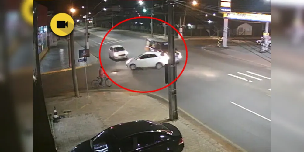Colisão envolveu dois veículos e um ciclista na noite de quarta-feira (18), em Ponta Grossa