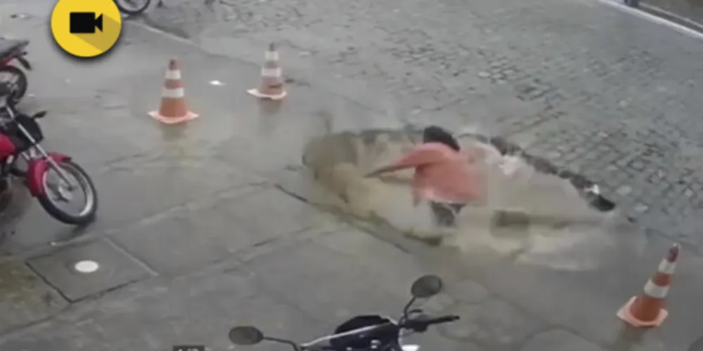 Buraco se abriu enquanto Maria Rosilene caminhava por uma calçada na cidade de Cascavel, na Região Metropolitana de Fortaleza