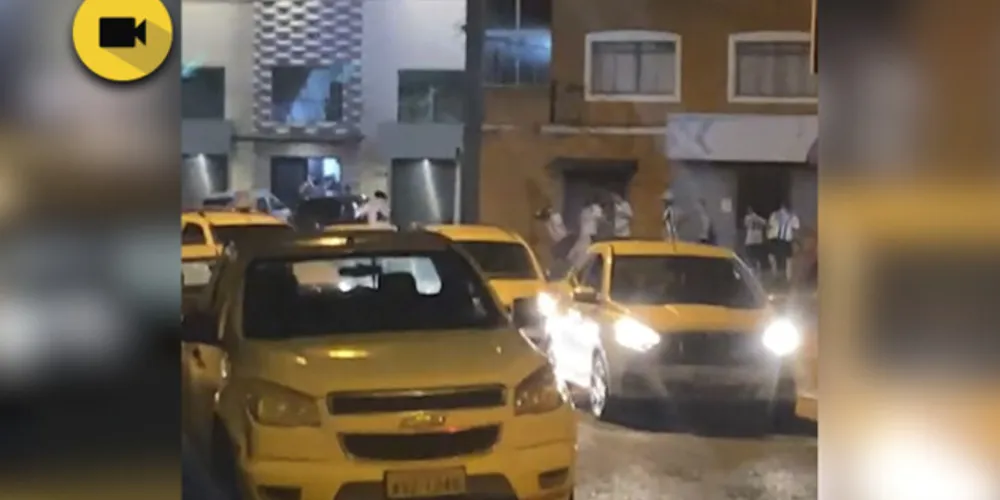 Torcedores do Grêmio aprontam na saída do estádio