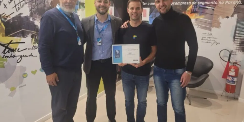 Os engenheiros Diogo Araujo Pouzato e Carlos Viriato, com Breno de Paula Prestes e Marcos Carneiro, receberam a certificação