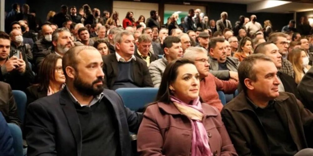 Assembleia convocada pela Associação dos Municípios do Paraná (AMP) reuniu gestores de diversas cidades