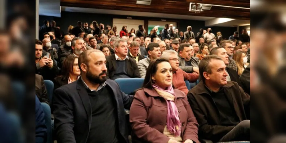 Assembleia convocada pela Associação dos Municípios do Paraná (AMP) reuniu gestores de diversas cidades