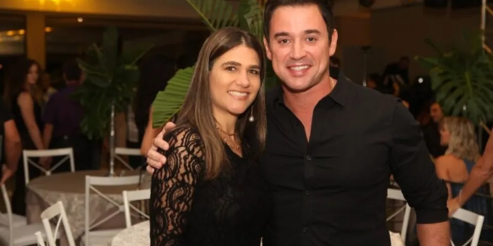 BRINDE À VIDA - A competente profissional da odontologia Patrícia Almeida Farhat receberá na próxima quarta-feira (15) as felicitações pela passagem de seu aniversário. No registro Patrícia e seu marido Rodrigo Farhat. Da coluna RC os votos de prosperidade e sucesso.