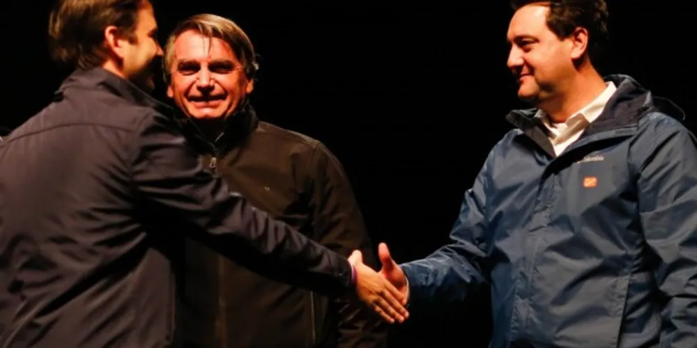 À esquerda o presidente do país, Jair Bolsonaro (PL), e à direita o governador Ratinho Junior (PSD).