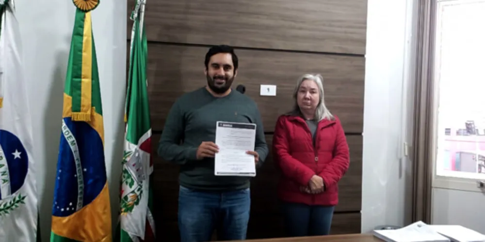 Prefeito Lucas Machado anunciou a medida ao lado da secretária de Educação, Ruth Eliane Faustin