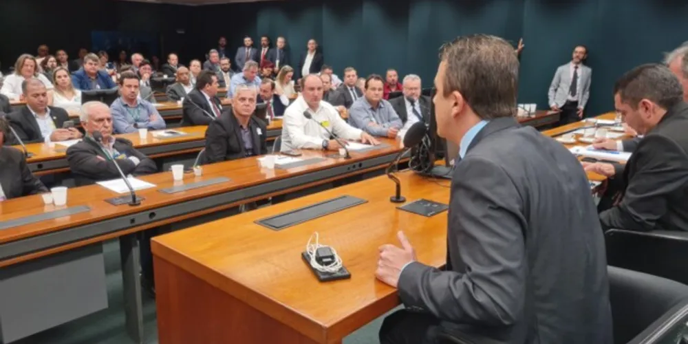Deputado Aliel Machado  em fala com lideranças em Brasília (DF)