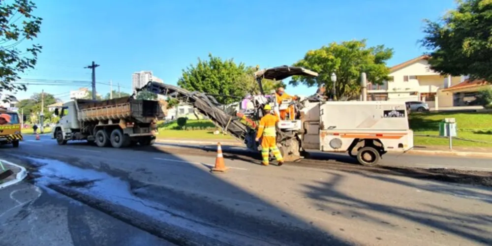 Trânsito está bloqueado entre o Ginásio Jamal Farjallah Bazzi e a ‘Rotatória dos Tropeiros’; fluxo está lento nas ruas paralelas