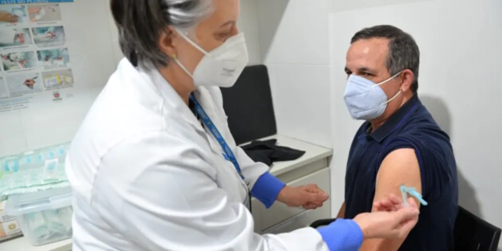 Após solicitação da Sesa, Ministério da Saúde oficializa 4ª dose contra Covid para pessoas a partir de 50 anos.
