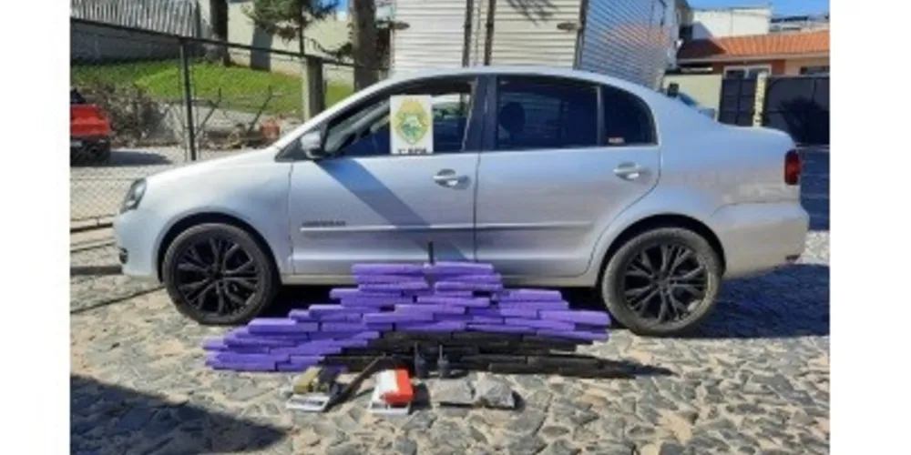 Suspeitos de 18 e 37 anos também estavam com uma arma de fogo, uma balança de precisão e dinheiro em espécie