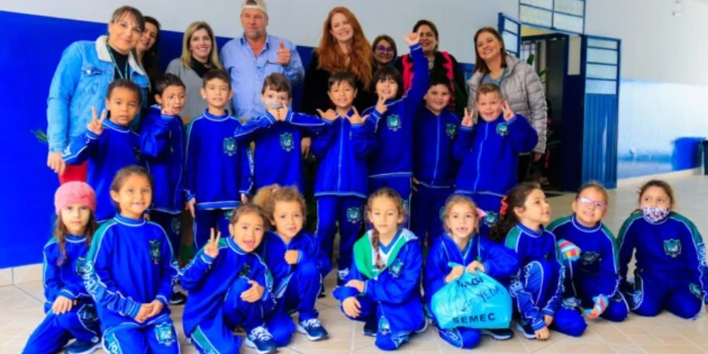 Prefeito Artur Butina e a chefe de gabinete e primeira-dama, Kelly Oliveira, fizeram questão de acompanhar as entregas