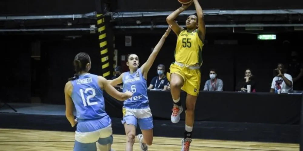 Taissa Queiroz (55), que iniciou a carreira no basquete de Ponta Grossa, é um dos destaques da seleção brasileira que disputou a Copa América na Argentina; vaga no Mundial veio após o 4º lugar no torneio