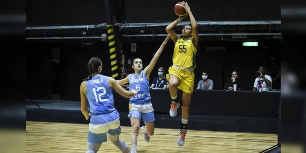 Taissa Queiroz (55), que iniciou a carreira no basquete de Ponta Grossa, é um dos destaques da seleção brasileira que disputou a Copa América na Argentina; vaga no Mundial veio após o 4º lugar no torneio