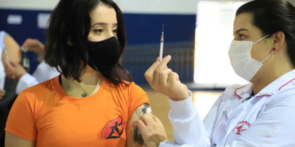 Aplicação de 3º dose é destinada para pessoas de 18 anos ou mais