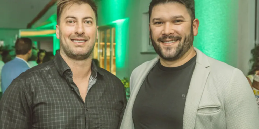 SINTONIA 2022 – O dia dos namorados está chegando e a coluna RC já iniciou o projeto Sintonia que tem como objetivo fomentar o comércio e ainda enaltecer o amor nesta época tão especial do ano. O lançamento da campanha acontece nesta noite (24) nas dependências da Vibe Clothing, onde os convidados da ação serão recepcionados em grande estilo. No registro, os anfitriões desta noite Anderson Andrade proprietário da Vibe Clothing e Fernando Gawronski gerente da loja.