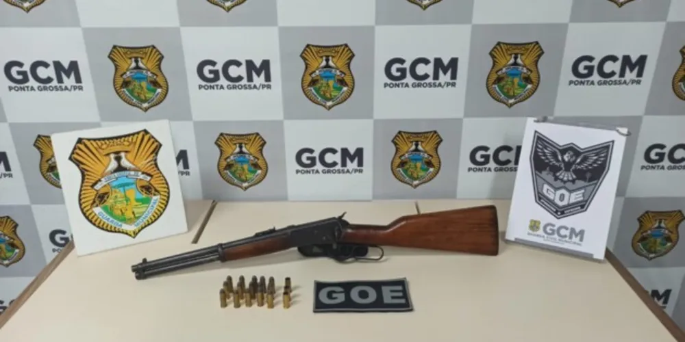 O suspeito dispensou a arma no chão que foi recolhida pela equipe da Guarda Municipal. O suspeito não