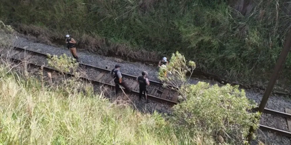 Equipes da Polícia Militar isolaram o local e aguardam a chegada do Instituto Médico Legal